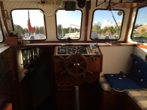 Styrhytten i dalbosnipan är rymlig. Det finns ett monterbart bord för att äta vid eller extra avställningsyta, samt att det finns 2 hängslafar här.