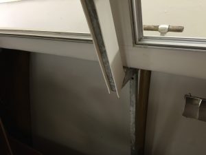 Börjat klä in stången som förstärker upp flybridgen