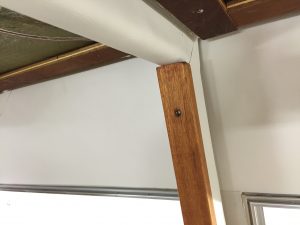 Stolpen närmast tak färdigklädd med PVC, samt monterad list i teak.