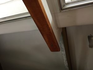 Stolpen färdigklädd med PVC, samt monterad list i teak