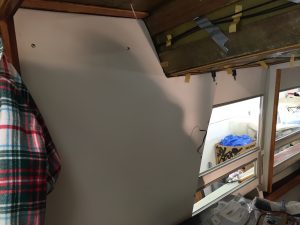 Väggen bredvid spisen har återfått sin rätta plats