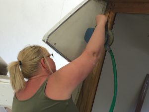 Carina slipar dörröppning