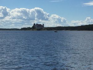 Läckö slott tornar upp sig vid land