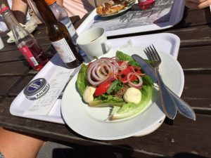 Lunchen på caféet vid Läckö slott blev en macka med draget nötkött på surdegsbröd, gott.