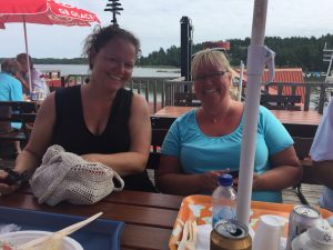 Anita & Carina kalasar på lite lunch