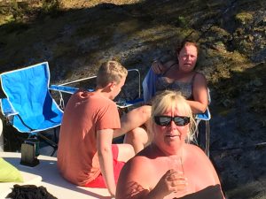Carina och granen njuter av en mojito