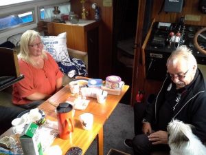 Carina och Lars fikar May-Britt tar bilden