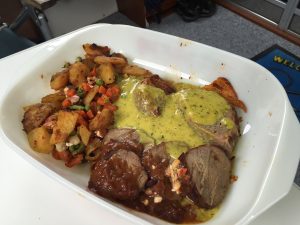 Lunchen på jäverön består av ungstekt potatis och grönsaker, älgkött (rulle), köttfärslimpa på älg. Allt uppvärmt i ungnen.