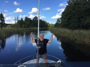 Carina nöjd efter att vi klarat sandbankarna vid Dingelsundet 