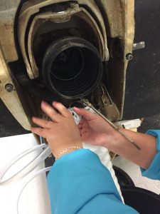 Carina tejpar ihop vattenslangen